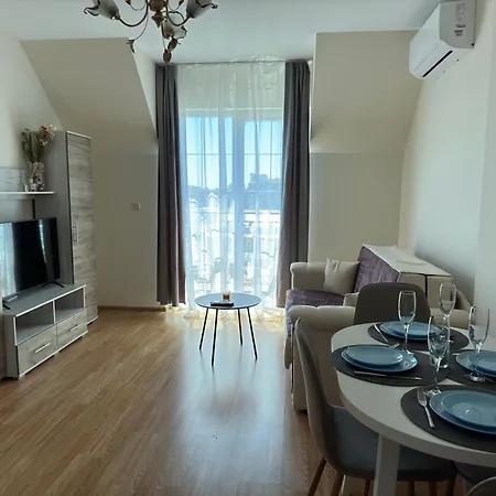 Golden Hermes Appartement *